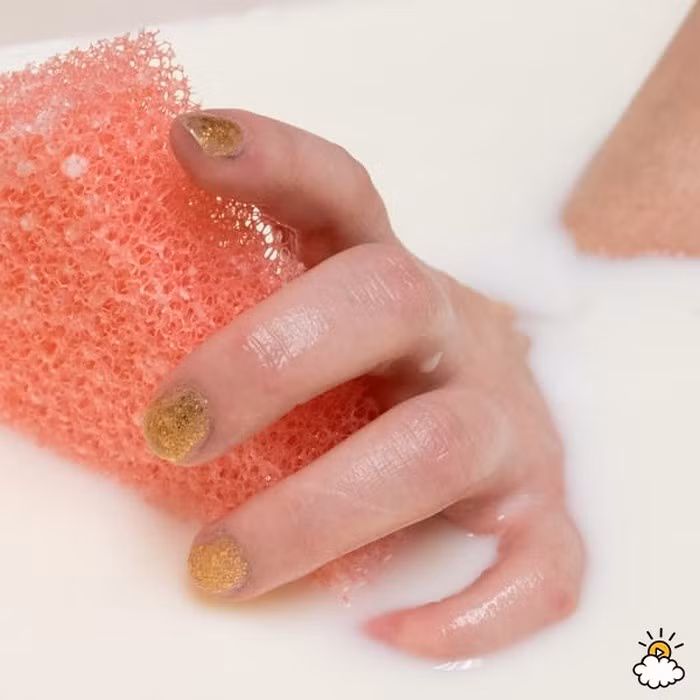 Ngoài ra, bạn cũng có thể dùng sữa hết hạn để tắm. Bạn có thể thêm vài giọt tinh dầu để nước tắm được thơm hơn và giảm mùi chua.