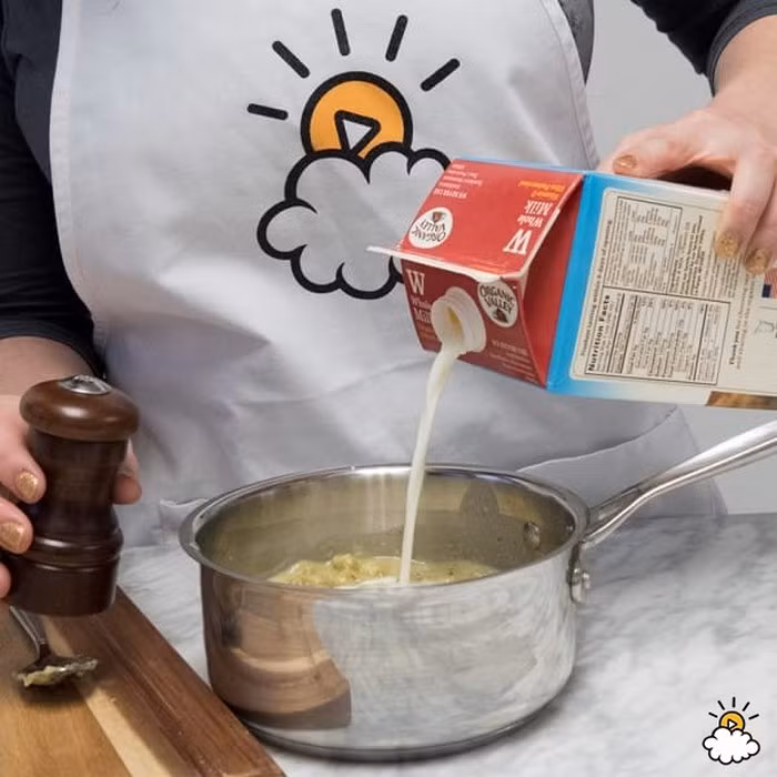 Nấu cùng kem. Cũng giống như nướng bánh, sữa chua nấu cùng các món như súp và hầm sẽ tăng hương vị đáng kể. Cách chế biến này mang lại cho bạn trải nghiệm tuyệt vời. Tuy nhiên, hãy thử, nếu vị sữa quá nồng thì nên bỏ đi.