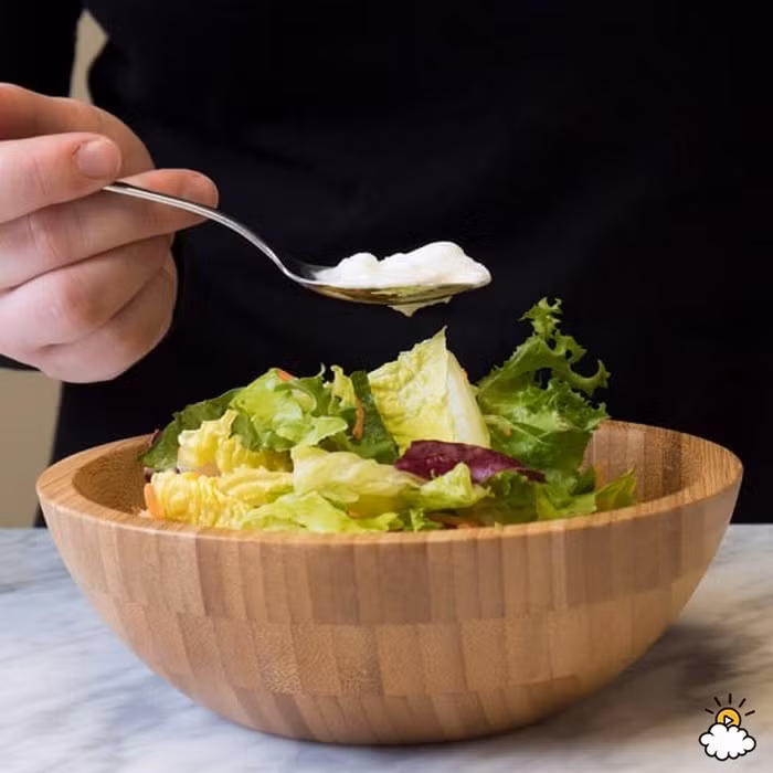 Làm salad. Nếu bạn có sữa tươi không tiệt trùng hết hạn, có thể tận dụng trộn cùng salad. Nhưng nếu là sữa đã tiệt trùng không nên, e rằng nó bị vón cục.
