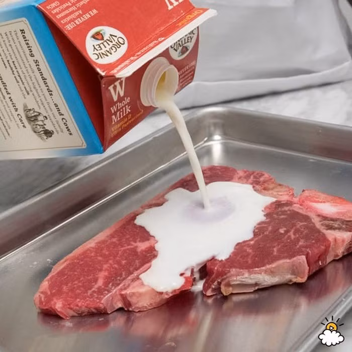Làm cho thịt mềm hơn. Các loại axit lactic có trong sữa "hết date" rất tốt để làm mềm thịt. Mẹo là đổ sữa ngập thịt rồi ngâm trong khoảng 5-10 phút. Bạn cũng có thể ngâm các loại hạt khô với sữa để nó mềm hơn.