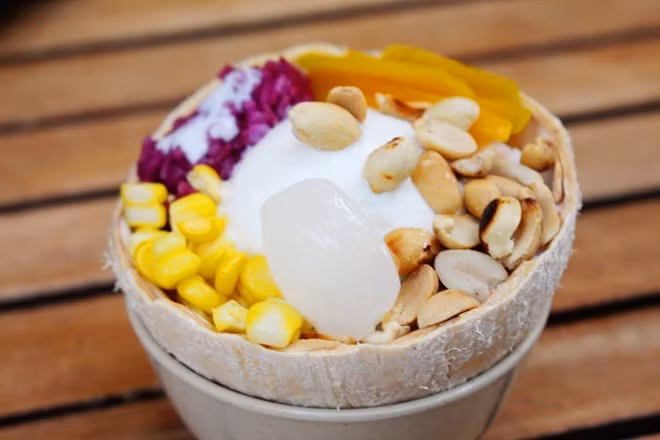 Nước dừa trộn hoa quả. Với trẻ từ 9 tháng tuổi trở lên, mẹ có thể trộn nước dừa cùng chuối hoặc khoai lang, bí đỏ. Nước dừa có vị thơm ngọt, mát, khi kết hợp cùng chuối sẽ kích thích vị giác, đem lại cảm giác ngon hơn cho món ăn. Ảnh: Uteen.