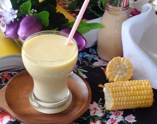 Xay tới khi mịn thì đem lọc lấy nước. Dùng nước cốt dừa đun cùng ngô nếp đã tách hạt. Khi ngô chín. Tiếp tục cho hỗn hợp nước cốt dừa và ngô nếp vào xay thật mịn. Ảnh: Cachdaytre.