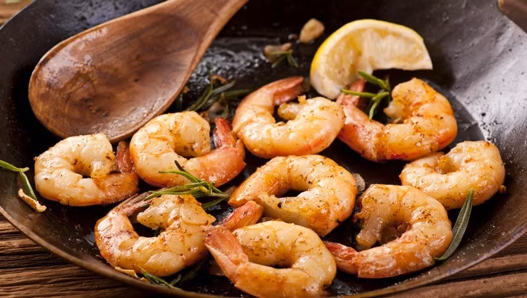 Cam tươi: rửa sạch, ngâm qua với nước muối loãng khoảng 10 phút; 1 trái: Chẻ làm đôi, để nguyên vỏ, cắt khoanh mỏng vừa, xếp tròn quanh viền đĩa để trang trí; 1 trái: Cắt vỏ băm nhuyễn, phần còn lại vắt lấy nước, tách hạt; Phi thơm 1 thìa dầu ăn với phần tỏi băm còn lại và một ít ớt bột để món ăn có màu sắc hấp dẫn của cách làm tôm sốt cam. Ảnh: huongsen.vn.