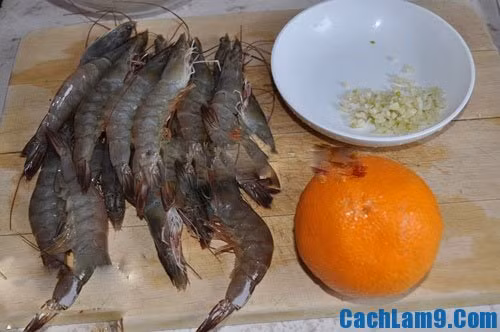 4. Tôm sốt cam. Nguyên liệu: Tôm sú, cam sành, tỏi, ớt, bột năng, hành lá, ngò rí, gia vị. Tôm sú: Rửa sạch, lột vỏ, bỏ đầu, để nguyên đuôi cho con tôm đẹp mắt, rút đường chỉ đen trên sống lưng. Ướp tôm với 1 thìa tỏi, phần đầu hành băm nhuyễn, hạt nêm, nước mắm, bột ngọt, tiêu, dầu ăn. Ảnh: cachlam9.com.
