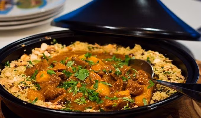 200ml nước sauce cam + 100ml nước luộc bắp bò nấu sôi, nêm chút hạt nêm và bột bắp pha loãng để có độ sánh vừa phải. Bắp bò cắt thành từng lát, xếp lên dĩa, trang trí bằng cam cắt lát xung quanh. Rưới nước sauce cam lên, dùng nóng. Bày kèm xì dầu hay muối tiêu. Ảnh: ElinerFood.com.