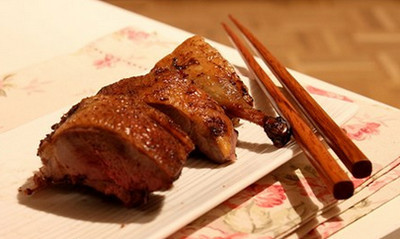 Bột ngô hòa với một chút nước. Thịt vịt rửa sạch. Cho dầu ô liu tráng đều mặt đáy của nồi. Tiếp theo xếp thịt vịt vào giữa, xếp xung quanh là hành tây, cà rốt. Rắc một chút xíu muối lên trên bề mặt thịt vịt và rau củ. Cho nồi thịt vào trong lò nướng đã được làm nóng sẵn. Chỉnh nhiệt độ khoảng 180 độ C, nướng thịt khoảng 30-40 phút. Ảnh: TopGia.Vn.