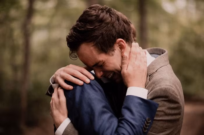 Trải qua bao nhiêu khó khăn vất vả, cặp đôi đồng tính này mới đến được với nhau. Bức ảnh lột tả hết cảm xúc của họ một cách xuất sắc.