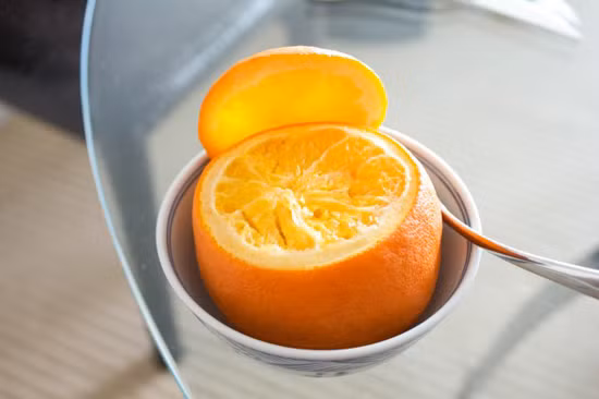 Hoặc bạn có thể dùng cam hấp để trị ho. Cách làm như sau: Cắt phần đầu cam rồi thả muối vào trong cam, dùng đũa có đầu nhọn trộn đều phần muối với cam và đậy phần đầu cam lại. Tiếp theo, cho cam vào bát rồi hấp cách thủy khoảng 15-20 phút. Khi cam chín, bỏ vỏ, dùng cả phần tép và nước cam muối, chứng ho sẽ hết sau 3-4 lần dùng. Ảnh: benhviemhong.com.