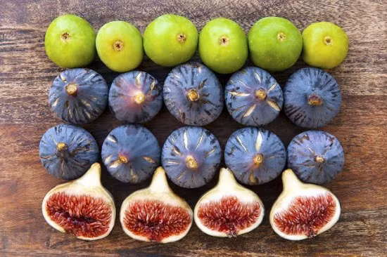 Sử dụng quả sung khô và táo tàu để ướp với đường rồi sắc kỹ với nước. Mỗi buổi sáng hoặc buổi tối, người bệnh hãy sử dụng loại nước này để súc miệng hoặc để uống. Kiên trì thực hiện sẽ thấy được hiệu quả. Ảnh: hatoccho.com.