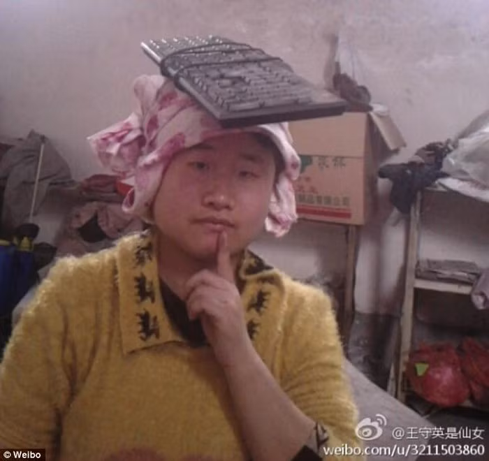 Không chỉ dừng lại ở những thiết kế mũ “điên rồ”, cô gái này còn tự tin tạo nên nhiều trang phục kỳ quái từ phế liệu như túi ni lông, khăn tắm, rèm cửa. Nick-name của Wang trên Weibo là “Wang Shou-Ying là một nàng tiên” càng làm cô nàng nổi như cồn trên mạng xã hội. Ảnh: Weibo.