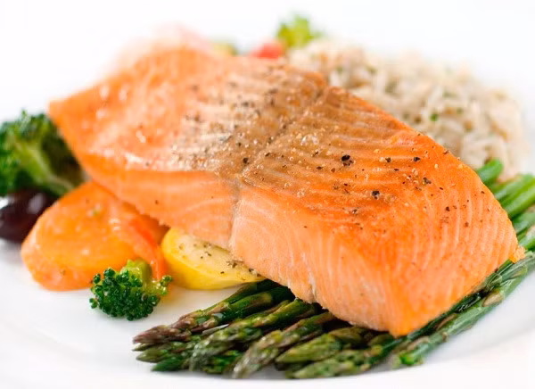 Thực phẩm chứa a-xít béo omega-3: Chúng làm giảm các triệu chứng bệnh hen như khó thở, thở khò khè… Sử dụng những thực phẩm chứa nhiều a-xít béo omega-3 dần dần sẽ cải thiện được bệnh hen. Thực phẩm giàu a-xít béo omega-3 là cá hồi, cá ngừ, các loại hạt, hạt lanh...