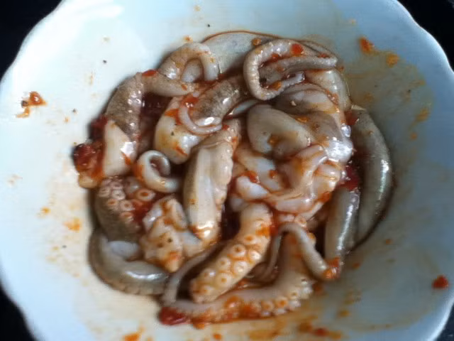 2. Bạch tuộc nướng. Nguyên liệu: Bạch tuộc, mật ong, sa tế. Bạch tuộc làm sạch sẽ để ráo ướp với họ mật ong và sa tế ớt. Đút lò nướng nhiệt 180-200. Ảnh: PhunuNet.com.