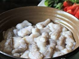 3. Bạch tuộc xào rau củ. Nguyên liệu: Bạch tuộc, ớt chuông, cà chua, dưa leo, hành tây, bông cải xanh, mắm, muối, đường, bột nêm. Sơ chế bạch tuộc sạch sẽ, rồi cắt đều. Ướp tí mắm cho có mùi vị và bớt tanh. Ảnh: Nauzi.com.