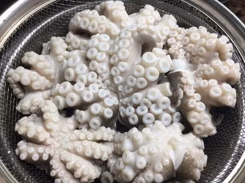 Phi thơm tỏi, cho nước vào đun sôi, cho nấm vào nấu khoảng 3 phút, hạ lửa nhỏ sau đó cho và giấm vào, cuối cùng là nêm gia vị vừa ăn, cho hành lá cắt khúc vào và tắt lửa. Ảnh: cookpad.com.