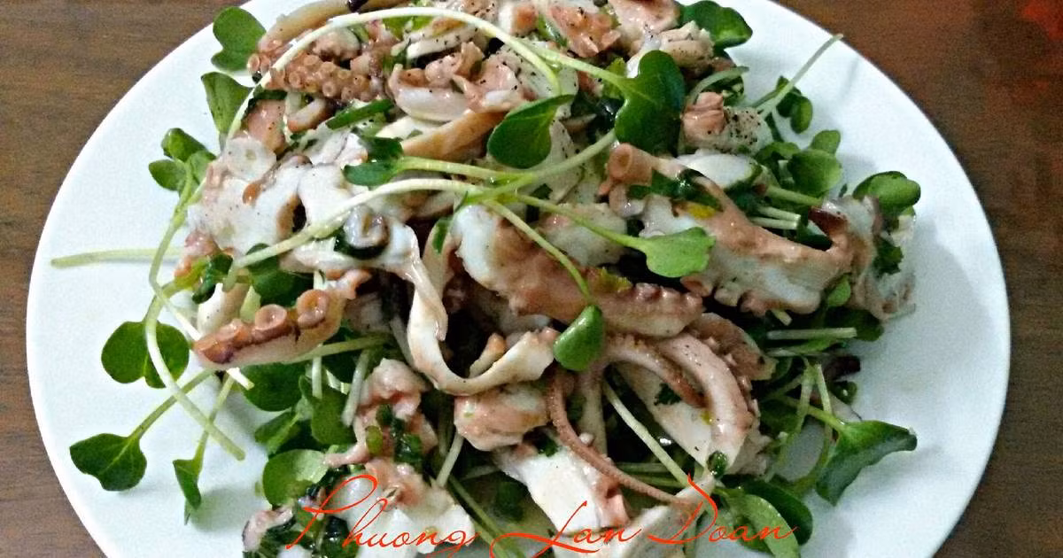 Rau cần băm nhuyễn, trộn với bạch tuộc, dầu oliu, giấm, đường, muối, tiêu. Rau cải mầm rửa sạch, cho ra đĩa, cho bạch tuộc lên trên, rưới nước sốt đã trộn bạch tuộc. Sau đó rưới thêm 1/2 thìa dầu oliu nữa lên trên. Ảnh: cookpad.com.