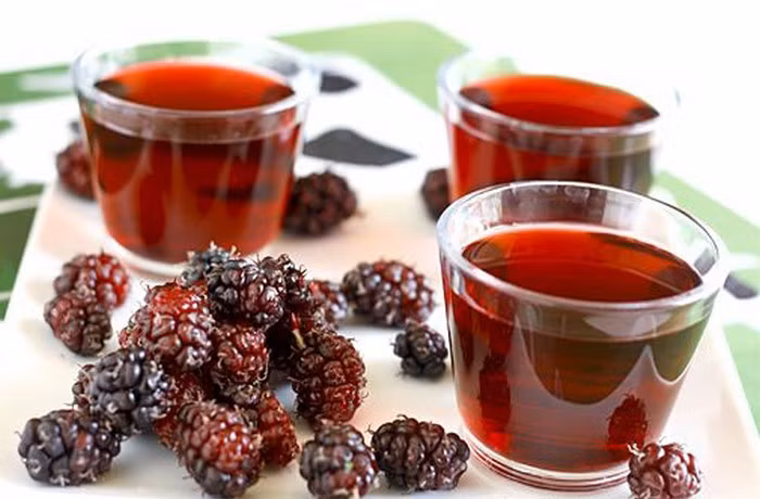 Quả dâu tằm. Chuẩn bị 500g quả dâu tươi, 50g củ ấu, 30ml mật ong. Ép lấy nước dâu trộn cùng các nguyên liệu còn lại nấu chín. Bài thuốc dân gian hỗ trợ người viêm gan, ung thư gan. Ảnh: Caothaoduoc.