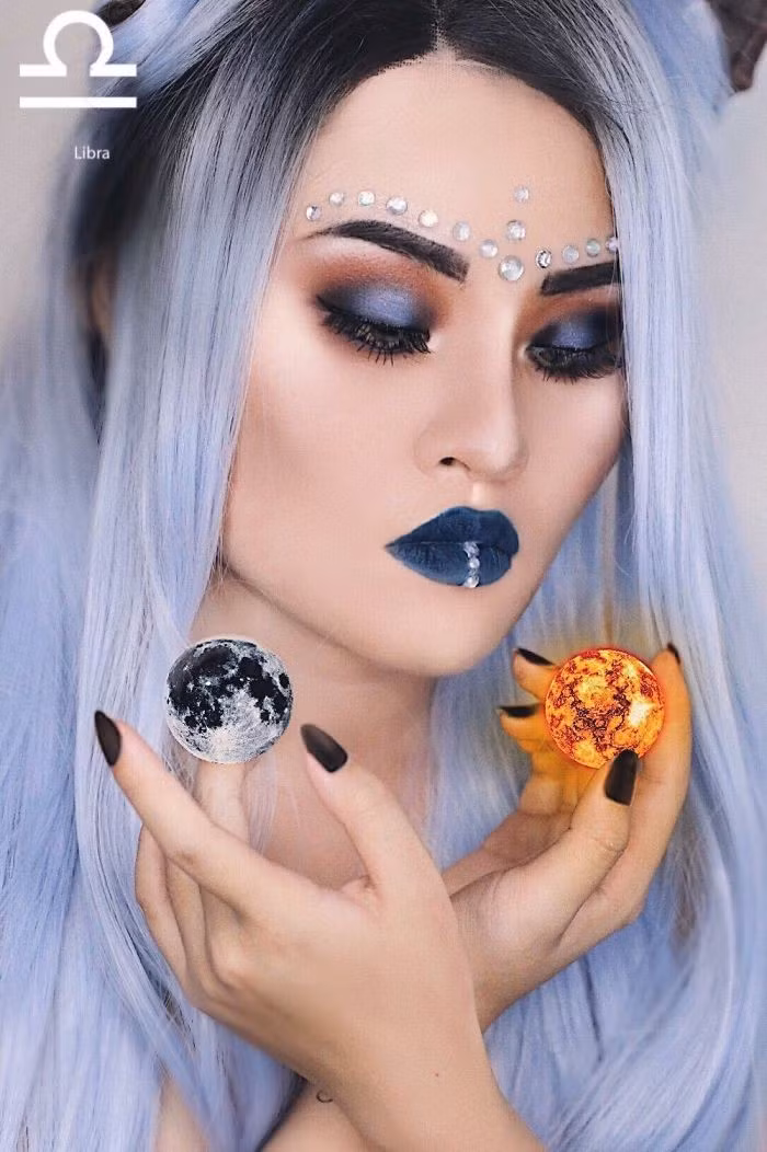 Thiên Bình. Cách trang điểm của Thiên Bình luôn ưu tiên sự cân bằng giữa cổ điển và hiện đại. Một mái tóc dài gợn sóng nhẹ nhàng màu bạc lạ lẫm cùng với sắc trầm cho mắt và môi sẽ tạo ấn tượng.