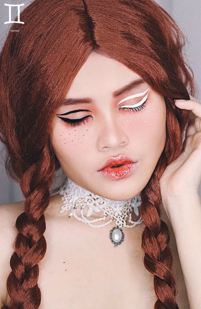 Song Tử. Yêu thích sự mới lạ và độc đáo, nàng Song Tử luôn thích thử nghiệm những khác biệt. Sự đối lập giữa mái tóc pixie nổi loạn với trang điểm pastel nhẹ nhàng hoặc tóc tết nữ tính đi cùng đôi mắt kẻ liner sắc sảo và màu son rực rỡ sẽ tạo sự thú vị cho Song Tử.