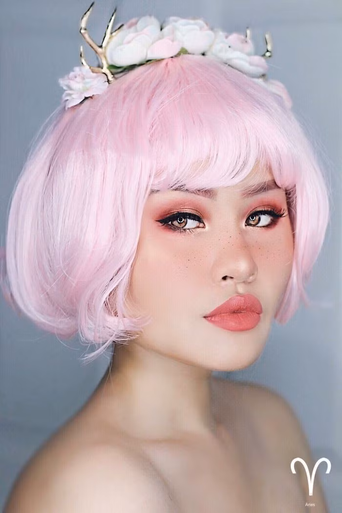 Nếu bạn là người yêu thích chiêm tinh học thì bạn có thể yêu thích phong cách trang điểm sau của một nhiếp ảnh gia 19 tuổi. Tóc màu hồng và những bông hoa dễ thương như là tính cách ngây thơ của bạch dương.