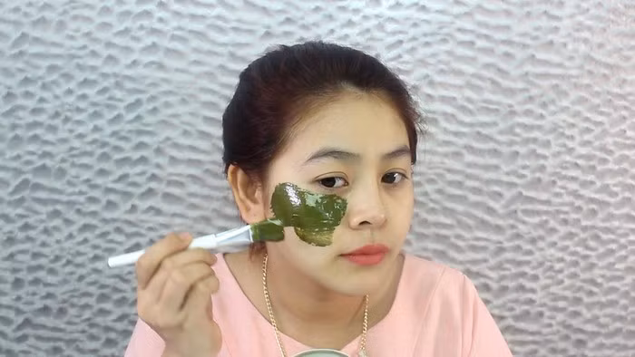 Dưỡng da bằng dâu da xoan. Lấy 3-4 lá dâu da xoan rửa sạch xay nhuyễn bằng máy xay sinh tố và thêm 1 thìa mật ong trộn đều. Được thứ hỗn hợp nhuyễn dùng đắp lên da mặt trong vòng 15 phút. Rửa lại bằng nước sạch. Lúc rửa có thể mát xa nhẹ nhàng cho da.Ảnh: Lamdep.