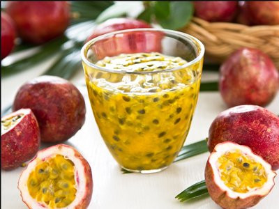 4. Nước cốt chanh dây. Nguyên liệu: Chanh dây. Rửa sạch chanh leo, sau đó các bạn cắt đôi và cạo hết ruột chanh ra 1 cái bát lớn. Lấy toàn bộ phần ruột này cho vào máy xay sinh tố, có thể cho thêm chút nước để xay cùng. Ảnh: batraifarm.com.