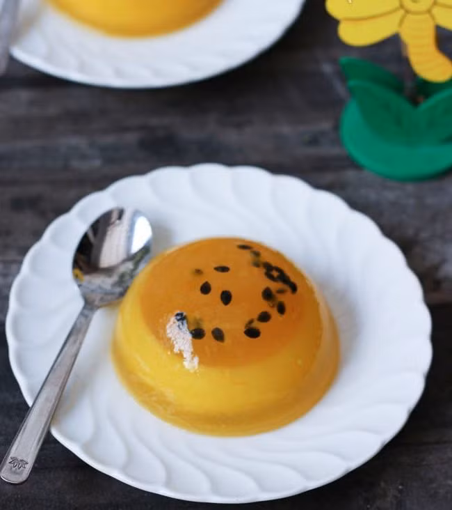 Vừa đun vừa khuấy đến khi hạt chanh đặc lại, cạn nước và hơi dẻo. Đổ phần hạt chanh này lên mặt rau câu chanh leo trước. Kiểm tra thấy thạch đã đông và nguội hoàn toàn, bạn cho vào tủ lạnh là hoàn tất. Ảnh: blog.beemart.vn.