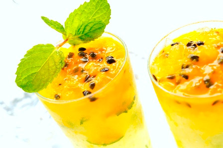 Bạn dùng khăn sạch lọc hết nước cốt chanh leo ra cho đến khi nước cốt này sánh, vàng là được. Cho phần nước cốt đã lọc vào nồi, đun to lửa, sôi kĩ rồi bắc ra, để thật nguội. Sau đó chắt vào lọ thủy tinh hoặc chai rồi bỏ ngăn mát tủ lạnh. Ảnh: Lazada.vn.