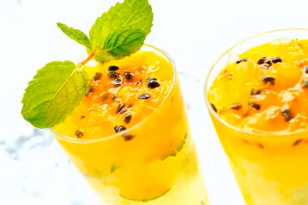 Bạn dùng khăn sạch lọc hết nước cốt chanh leo ra cho đến khi nước cốt này sánh, vàng là được. Cho phần nước cốt đã lọc vào nồi, đun to lửa, sôi kĩ rồi bắc ra, để thật nguội. Sau đó chắt vào lọ thủy tinh hoặc chai rồi bỏ ngăn mát tủ lạnh. Ảnh: Lazada.vn.