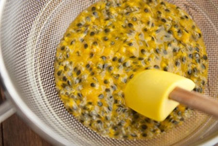 Cho chanh leo vào nồi tiếp tục khuấy đều tay cho đến khi sôi thì tắt bếp. Lau khô vỏ chanh, xếp đều lên khay. Lần lượt đổ rau câu đã nấu vào đầy vỏ. Để nơi có gió, rau câu sẽ nhanh đông hơn.Với phần hạt chanh, bạn trộn với 100g đường và 100ml nước lọc, cho vào nồi rồi bắt lên bếp. Ảnh: VietQ.vn.