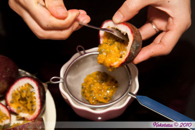 3. Mứt chanh dây. Nguyên liệu: Lòng đỏ trứng, đường, bơ, chanh dây, muối. Rửa sạch chanh leo, bổ đôi. Sau đó dùng muỗng lấy hết ruột chanh ra bát. Lọc lấy nước cốt chanh leo. Cho lòng đỏ trứng và đường vào nồi, quấy đều cho hoà quyện. Cho tiếp nước cốt chanh, bơ, muối, quấy đều hỗn hợp. Ảnh: hoatrinhnushojo.wordpress.com.