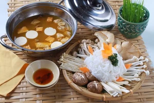 Rửa sạch tôm, mực. Mực cắt tách đầu, bỏ đi phần mắt và túi mực, thái khoanh nhỏ, vừa ăn. Đậu phụ cắt miếng vừa ăn. Cà rốt thái hoa. Tất cả xếp ra 1 đĩa. Rau rửa sạch, xếp riêng 1 đĩa. Khi ăn, đun nước lẩu sôi, thì cho đĩa tôm mực, đậu phụ, cà rốt vào trước. Nước sôi trở lại thì mới cho rau. Ăn với bún. Ảnh: ihay.thanhnien.vn.