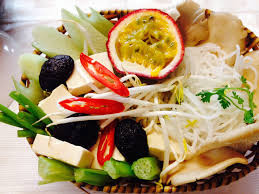 Dùng rây lọc lấy nước của chanh dây. Cho 3 thìa canh sốt mayonnaise lên rây, rưới nước thịt, dùng thìa dầm cho sốt tan. Nước chanh dây chua, thanh mát thêm vị béo của sốt và vị ngọt của nước luộc thịt sẽ là nước dùng cho lẩu. Ảnh: vegandrinkandfood.com.