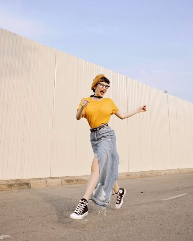 Angela Phương Trinh trẻ trung năng động diện áo vàng kết hợp với item váy Jeans đang hot. Ảnh: Showbiz8.