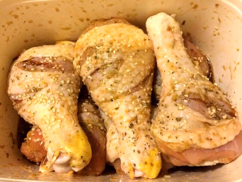 5. Đùi gà bó xôi. Nguyên liệu: Đùi tỏi gà, xôi trắng, đường, muối, hạt nêm, muối, bột ngọt, mật ong, dầu ăn, rau ăn kèm: xà lách, dưa leo, rau mùi. Đùi gà rửa sạch, xẻ vài đường trên đùi, ướp cùng tỏi, đường, hạt nêm, muối, mật ong bột ngọt 30 phút. Ảnh: webanngon.vn.