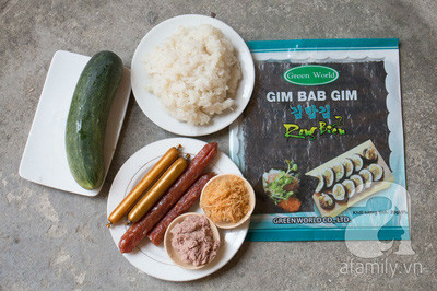 3. Xôi cuộn rong biển. Nguyên liệu: Xôi trắng, dưa leo, cà rốt, pate gan, ruốc thịt, muối, hạt nêm, dầu ăn, tỏi, rong biển. Dưa leo và cà rốt thái sợi. Cho dầu ăn vào, phi thơm tỏi rồi bỏ cà rốt vào xào chín. Trải tấm cuốn sushi ra thớt sạch, lót một lá rong biển.