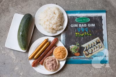 3. Xôi cuộn rong biển. Nguyên liệu: Xôi trắng, dưa leo, cà rốt, pate gan, ruốc thịt, muối, hạt nêm, dầu ăn, tỏi, rong biển. Dưa leo và cà rốt thái sợi. Cho dầu ăn vào, phi thơm tỏi rồi bỏ cà rốt vào xào chín. Trải tấm cuốn sushi ra thớt sạch, lót một lá rong biển.