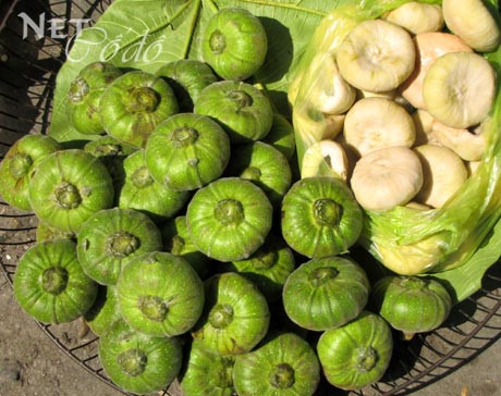 3. Vả chua ngọt: Trước tiên, chọn những trái không quá già, dầm với nước pha một ít muối, vài giọt chanh cho bớt vị chát. Sau đó khứa từng lát mỏng theo hình tròn của trái vả cho đẹp mắt. Ảnh: OhXinh.com.