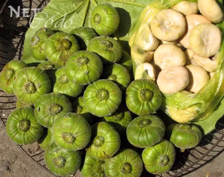 3. Vả chua ngọt: Trước tiên, chọn những trái không quá già, dầm với nước pha một ít muối, vài giọt chanh cho bớt vị chát. Sau đó khứa từng lát mỏng theo hình tròn của trái vả cho đẹp mắt. Ảnh: OhXinh.com.