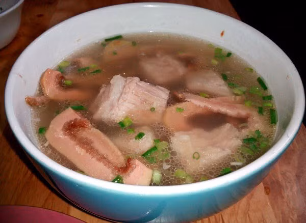 Châm nước dùng vào, hầm khoảng 15 phút cho đến khi sườn mềm, tắt bếp, múc ra tô, rắc tiêu, dùng nóng với cơm trắng. Ảnh: iHay.thanhnien.vn.