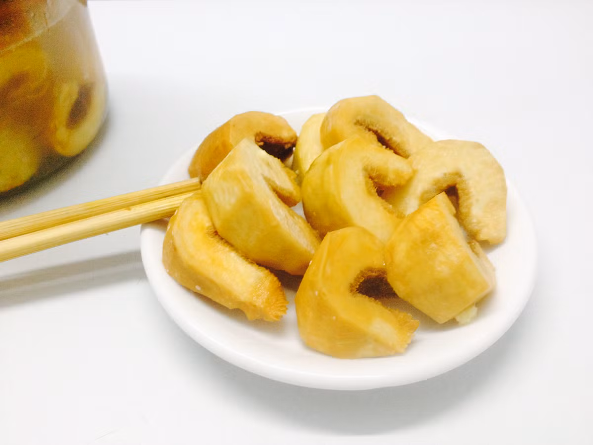 Sắp vả vào lọ thủy tinh, đổ hỗn hợp dấm và đường đã đun sôi để nguội, thêm ít ớt đỏ tươi, một vài múi tỏi để có vị cay, lưu ý là phải có gừng để có được mùi thơm và giúp bụng ấm hơn. Ảnh: tinhduyen.wordpress.com.