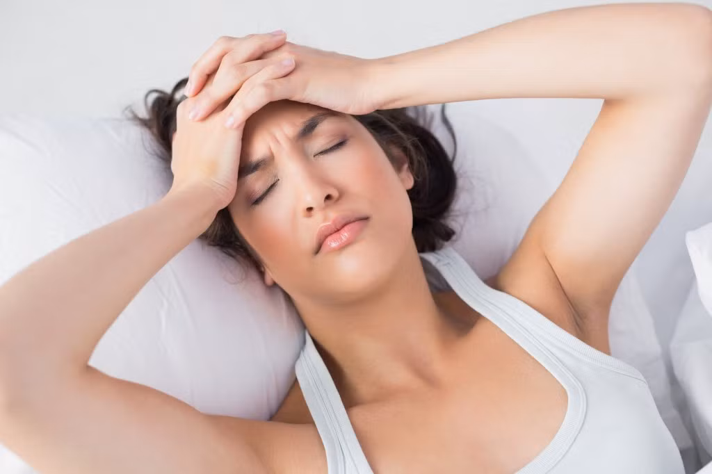 5. Chữa đau đầu, chóng mặt: Trà tang diệp, cúc hoa, kỷ tử, quyết minh tử: tang diệp 9g, cúc hoa 9g, kỷ tử 9g, quyết minh tử 6g, pha nước sôi uống thay trà. Ảnh: MarryBaby.vn.