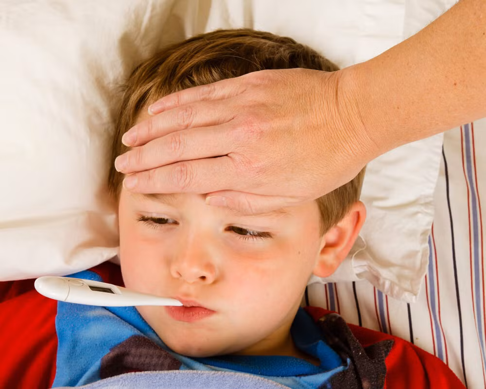 7. Kem trị muỗi đốt, thuốc hạ sốt, kẹp nhiệt độ, băng gạt cá nhân: Là những thứ mẹ cũng không nên bỏ qua khi đi du lịch. Chúng sẽ bảo vệ bé an toàn tới lúc trở về nhà. Ảnh: Uebe.vn.