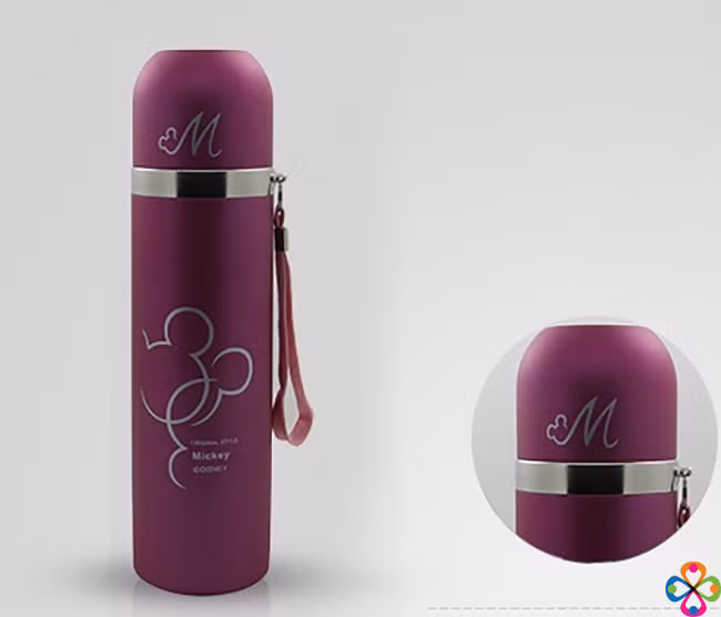 5. Nước ấm. Hãy luôn trang bị một chiếc ấm gọn nhẹ có thể chứa được nước sôi, hoặc nước đủ ấm để giữ được nhiệt độ ấm trong cuộc đi chơi cả ngày mà không phải uống nước lạnh - không tốt cho hệ hô hấp của con một chút nào. Ảnh: bigmua.com.