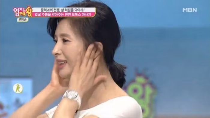 Bác sỹ cũng massage các xương quanh tai và bấm huyệt tai, giúp tuần hoàn máu tốt hơn và các cơ săn chắc hơn. Ảnh: Koreaboo.