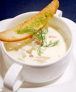 8. Rau củ nấu sữa tươi: Bông cải trắng, bông cải xanh, đậu Hòa Lan, cà rốt, củ hành tím (mỗi loại chừng 200g) làm sạch, thái lát. Phi thơm bơ với tỏi, lần lượt cho cà rốt, hành tím, bông cải, đậu vào xào chín. Cho tiếp sữa tươi vào, nêm hạt nêm vừa ăn, nấu sôi 5 phút là được. Múc súp ra tô, dùng nóng. Ảnh: dairyvietnam.net.