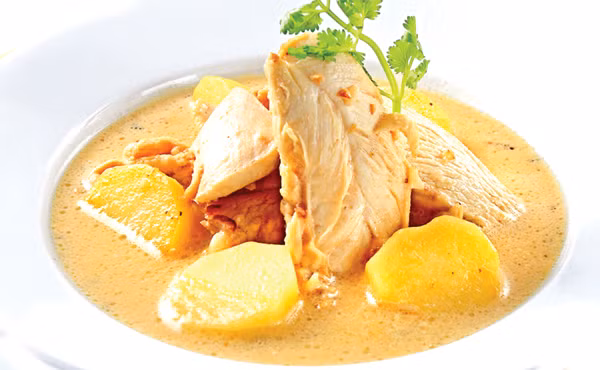 3. Gà nấu sữa tươi: Bạn chặt gà miếng vừa ăn, sau đó dùng bơ phi tỏi để xào qua thịt cho săn. Tiếp đó, cho khoai tây thái miếng vào. Cuối cùng, đổ sữa tươi ngập khoai và thịt rồi nấu nhỏ lửa cho đến khi thịt và khoai chín mềm. Gà nấu sữa ăn với bánh mì nóng rất hợp vị. Ảnh: yeunoitro.net.