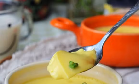 7. Trứng hấp sữa tươi: Đập 3 quả trứng ra bát, đổ 350ml sữa tươi không đường, nêm muối tiêu, đánh thật kỹ rồi rắc chút hành lá (nếu thích, có thể cho thêm cà rốt, hành tây, ớt chuông thái hạt lựu). Hấp hỗn hợp trứng trong 15 phút. Trứng chín lấy ra, rưới xì dầu ăn cùng cơm rất ngon. Ảnh: sieuthisuatuoi.com.