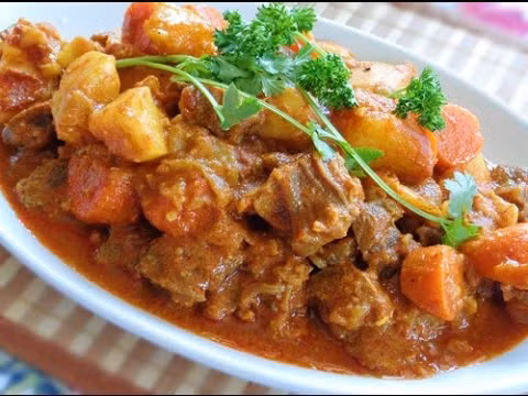 6. Bò nấu sữa tươi: Cho bắp bò (1kg) cùng gừng đập dập vào nồi, đổ nước ngang mặt thịt bò, rồi đậy nắp hầm khoảng 45 phút. Bắp bò chín vớt ra để nguội, thái lát. Phi thơm bơ với tỏi, thả bắp bò vào xào, cho nước hầm bò, ớt chuông thái hạt lựu vào nấu đến khi nước còn xăm xắp. Cho tiếp 1 lít sữa tươi có đường vào, nêm hạt nêm, muối vừa ăn, đợi sôi tắt bếp. Ảnh: cachlammonngon.vn.