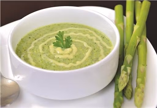 5. Súp măng tây: Đầu tiên, đun nóng bơ rồi cho cần tây, tỏi và hành tây vào xào một lúc. Cho tiếp măng tây vào, nêm muối tiêu vừa ăn. Đổ nước dùng gà vào ninh măng tây khoảng 20 phút với lửa nhỏ. Cuối cùng dùng máy xay sinh tố xay nhuyễn hỗn hợp măng cùng với sữa tươi được. Ảnh: 7monngonmoingay.net.