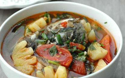 Có thể thêm một ít hành và rau thơm để tăng thêm vị. Lưu ý, không nên đun quá kỹ, cá sẽ xơ thịt, mất ngon. Khi ăn, múc canh cá ra, lấy chanh vắt vào bát, tạo vị chua thanh kích thích khẩu vị. Ảnh: meovatdoisong.net.